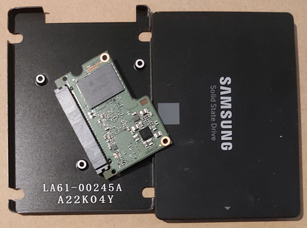 Розібраний SSD із NAND-чипами як ілюстрація flash-пам’яті