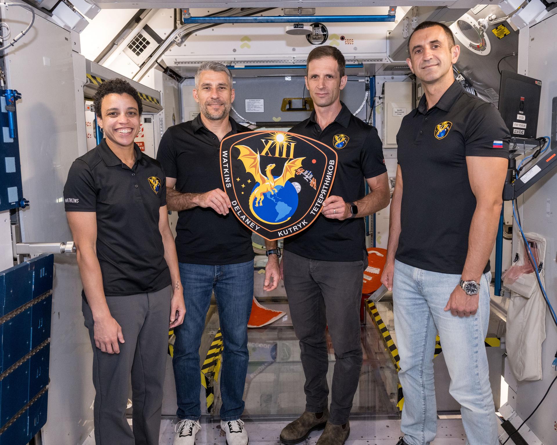 Екіпаж NASA SpaceX Crew-13 з емблемою місії