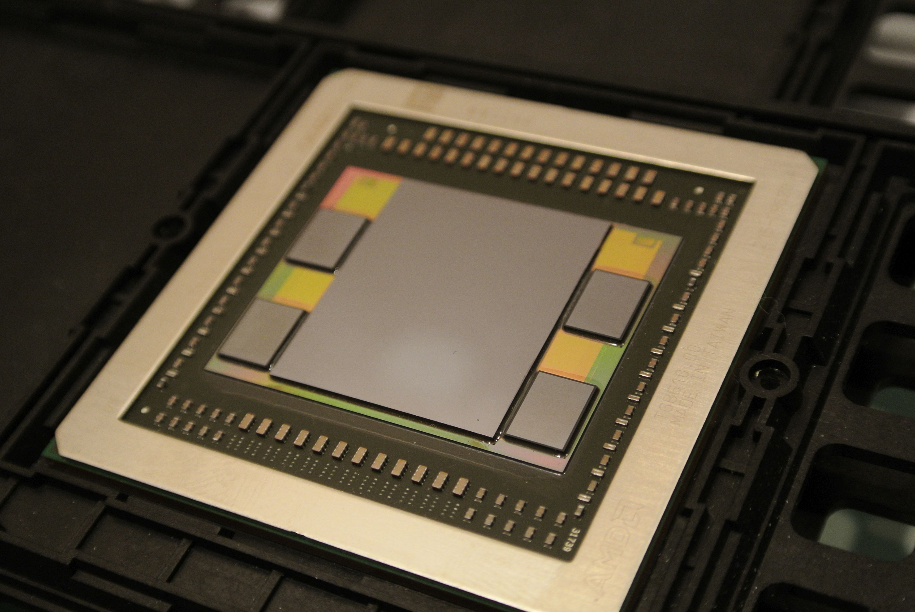 Пакет із GPU і HBM-пам’яттю