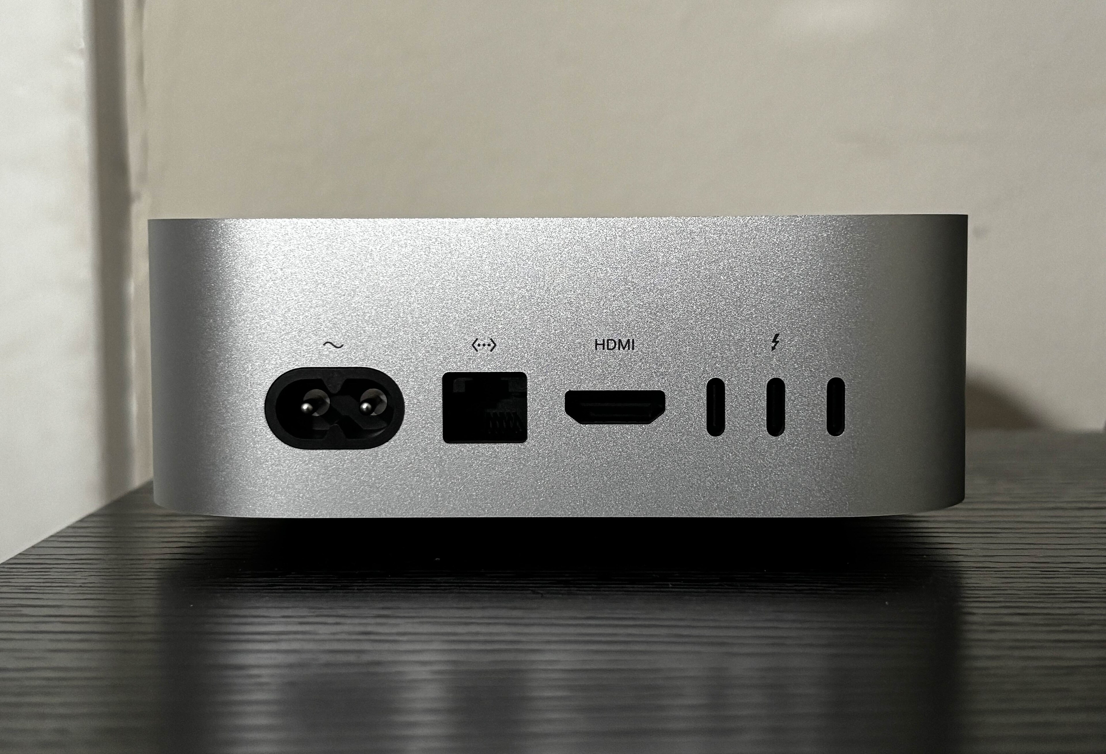 Задняя панель Mac mini M4 2024 с Ethernet, HDMI и Thunderbolt